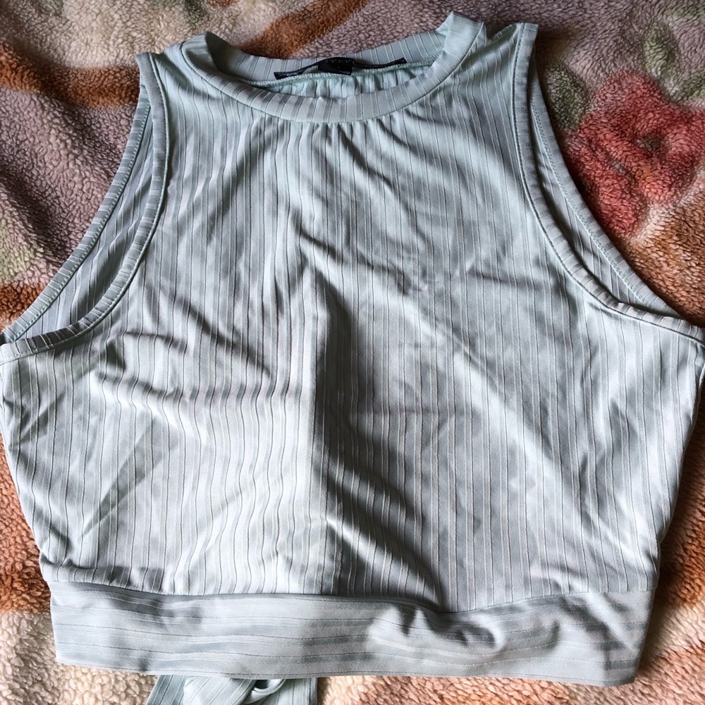 Selling this 4 woman tops, size medium, new, good conditions